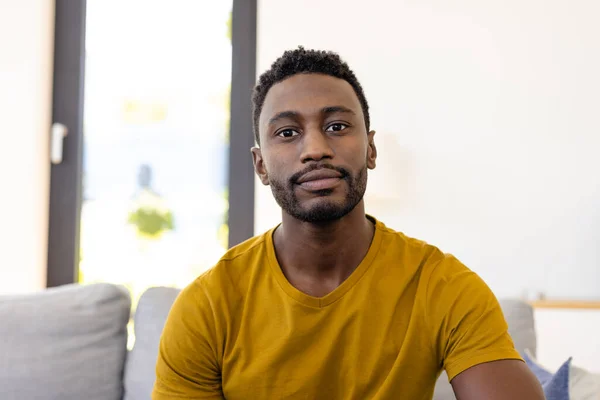 Щасливий Афроамериканський Чоловік Робить Відеодзвінок Вітальні Спосіб Життя Спілкування Побутове — стокове фото