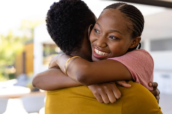Счастливая Африканская Американская Пара Обнимается Гостиной Стиль Жизни Отношения Единство — стоковое фото