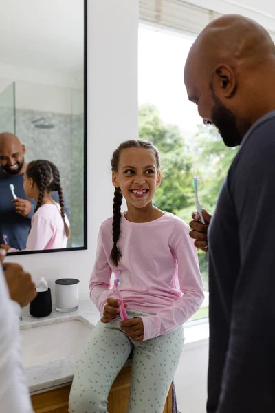 Feliz Pai Biracial Filha Escovando Dentes Juntos Banheiro Pela Manhã — Fotografia de Stock