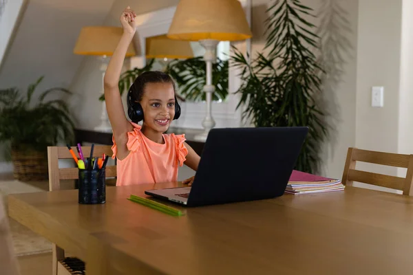 Щаслива Дівчина Використовує Навушники Ноутбук Онлайн Уроку Вдома Освіта Навчання — стокове фото
