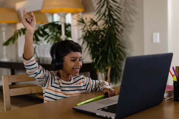 Menino Biracial Feliz Usando Fones Ouvido Laptop Para Lição Line — Fotografia de Stock