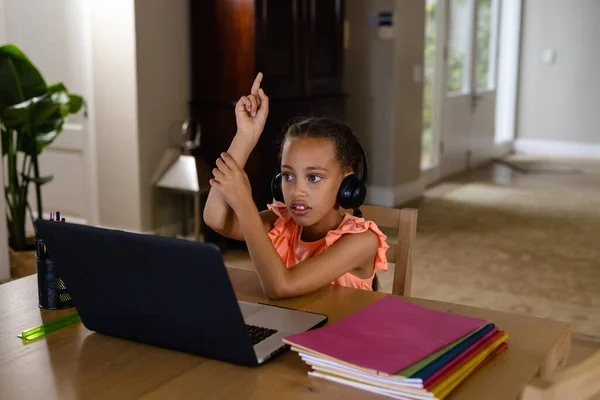 Menina Birracial Usando Fones Ouvido Laptop Para Lição Line Casa — Fotografia de Stock