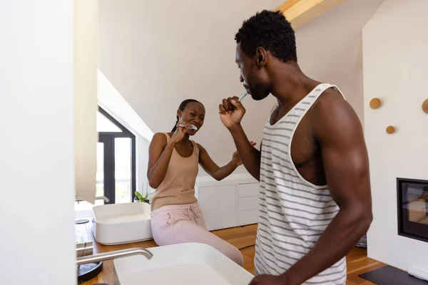 幸せなアフリカ系アメリカ人のカップルの歯をバスルームでブラッシング 衛生と国内生活 変更なし — ストック写真