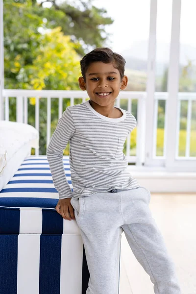 Portret Szczęśliwego Birasowego Chłopca Piżamie Sypialni Przed Oknem Widokiem Wierzchołki — Zdjęcie stockowe