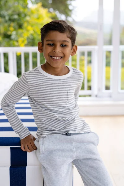 Portret Szczęśliwego Birasowego Chłopca Piżamie Sypialni Przed Oknem Widokiem Wierzchołki — Zdjęcie stockowe