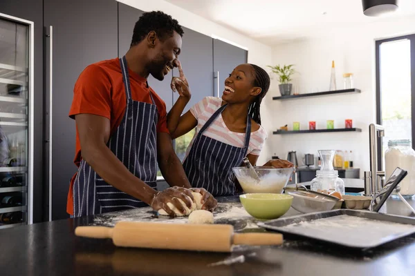 Selamat African American Couple Aprons Mempersiapkan Adonan Roti Dapur Makanan — Stok Foto