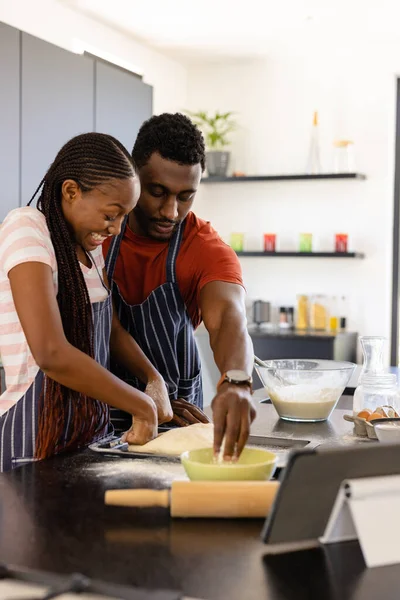 Feliz Casal Afro Americano Aventais Preparando Massa Pão Cozinha Comida — Fotografia de Stock