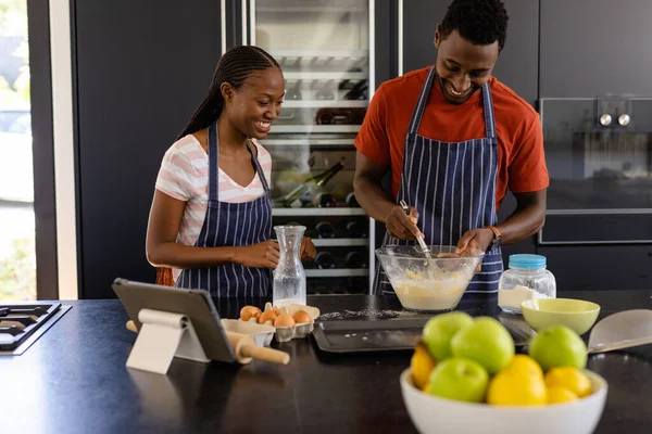 Glada Afrikanska Amerikanska Par Förkläden Förbereder Bröddeg Köket Mat Matlagning — Stockfoto
