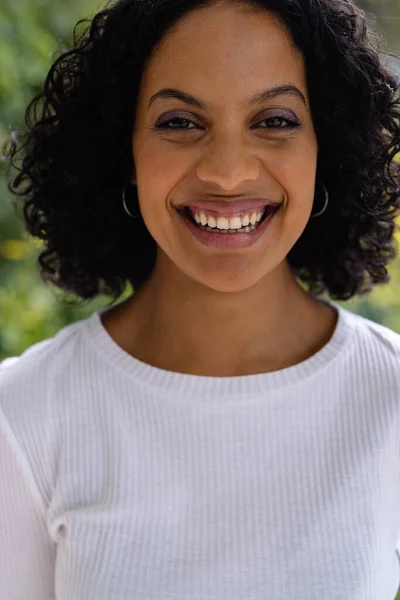 Retrato Una Mujer Birracial Sonriente Con Pelo Rizado Oscuro Frente — Foto de Stock