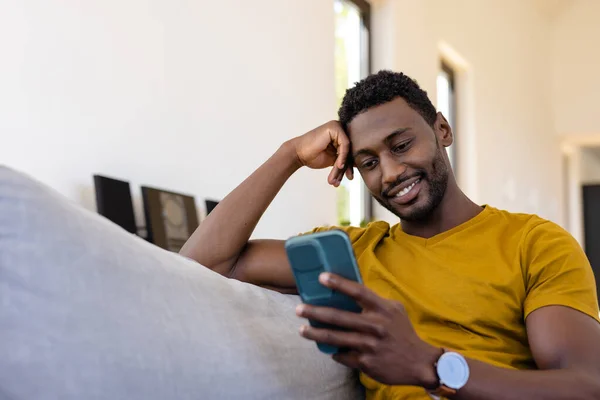 Hombre Afroamericano Feliz Usando Smartphone Sala Estar Relajación Estilo Vida — Foto de Stock