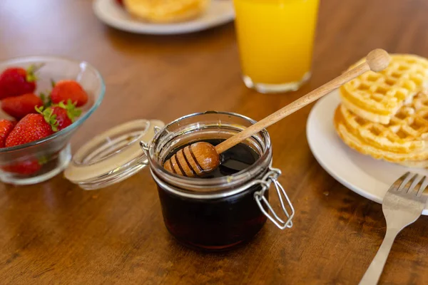 关闭草莓 松饼和果汁在木制桌子上 生活方式和家庭生活 — 图库照片