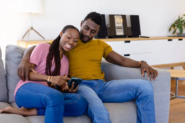Gelukkig Afrikaans Amerikaans Echtpaar Met Smartphone Woonkamer Lifestyle Relatie Saamhorigheid — Stockfoto