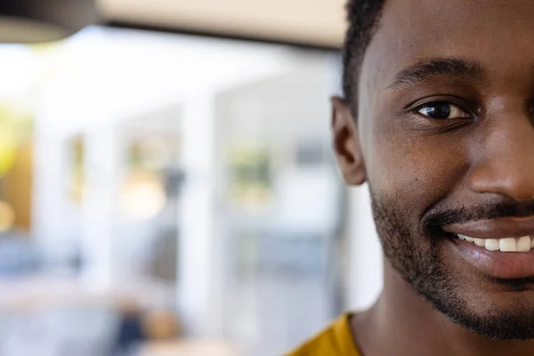 Половина Портрета Счастливого Африканского Американца Смотрящего Камеру Улыбающегося Дома Копирующего — стоковое фото