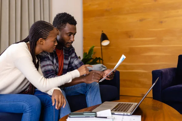 Afrikalı Amerikalı Çift Evdeki Laptopu Kullanarak Evrak Işleriyle Uğraşıyorlar Yaşam — Stok fotoğraf