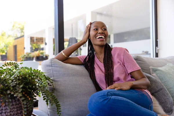 Gelukkige Afro Amerikaanse Vrouw Die Videogesprekken Voert Woonkamer Lifestyle Communicatie — Stockfoto