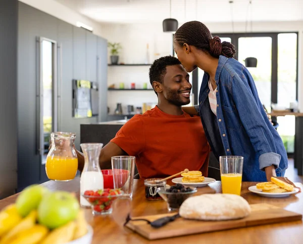 Glad Afrikansk Amerikansk Par Omfamnar Och Serverar Frukost Matsalen Mat — Stockfoto