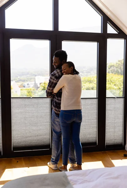 Heureux Couple Afro Américain Étreignant Par Fenêtre Maison Mode Vie — Photo