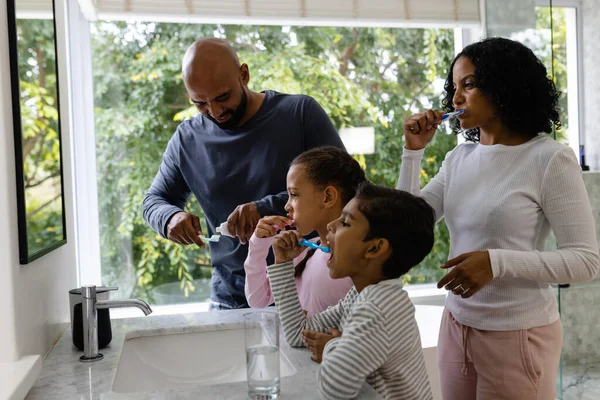早上父母 儿子和女儿在浴室里一起刷牙 自我照顾 健康生活和家庭生活 — 图库照片