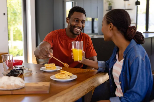 Feliz Pareja Afroamericana Disfrutando Del Desayuno Comedor Comida Cocina Estilo — Foto de Stock