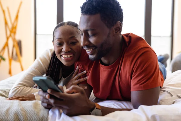 Feliz Casal Afro Americano Usando Smartphone Deitado Cama Quarto Relaxamento — Fotografia de Stock