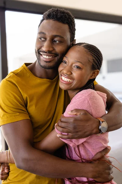 幸せなアフリカ系アメリカ人のカップルのリビングルームで抱擁 ライフスタイル 団結と国内生活 変わらない — ストック写真