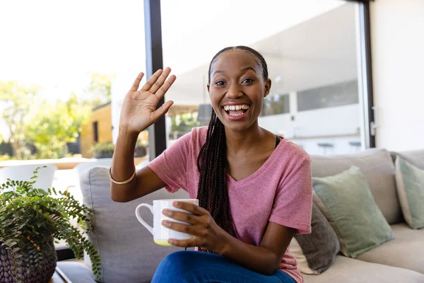 快乐的非洲裔美国女人打电话 在客厅里挥手 生活方式 交流和家庭生活 保持不变 — 图库照片