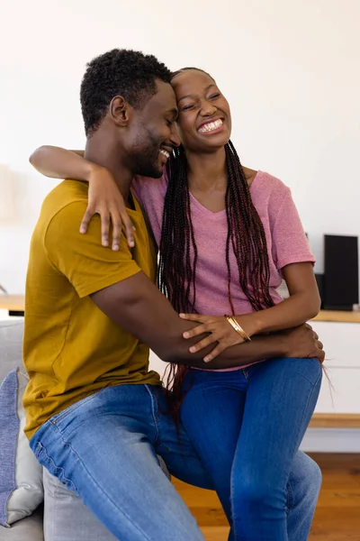 Feliz Casal Afro Americano Abraçando Sala Estar Estilo Vida Relacionamento — Fotografia de Stock