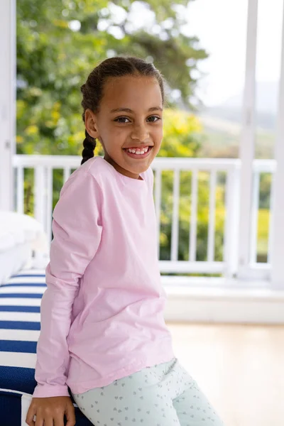 庭の景色と窓の前の寝室でパジャマを着た幸せな出産の女の子の肖像画 小児期 国内生活と生活 変更されません — ストック写真