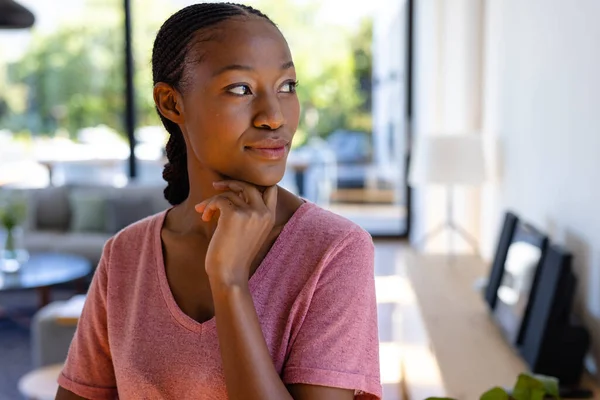 Mutlu Afro Amerikalı Kadın Güneşli Oturma Odasında Başka Tarafa Bakıyor — Stok fotoğraf