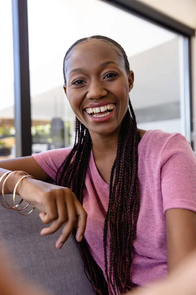 Portret Van Een Gelukkige Afro Amerikaanse Vrouw Woonkamer Ontspanning Levensstijl — Stockfoto