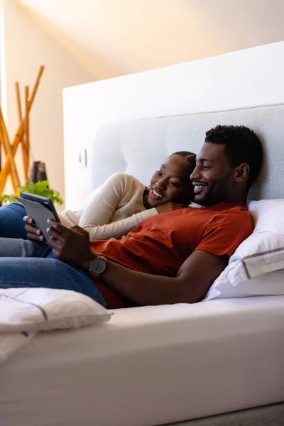 Glad Afrikansk Amerikansk Par Med Hjälp Tablett Liggande Sängen Sovrummet — Stockfoto