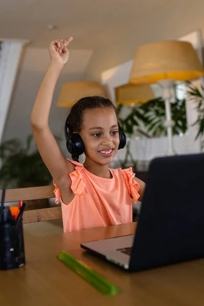 Menina Biracial Feliz Usando Fones Ouvido Laptop Para Lição Line — Fotografia de Stock