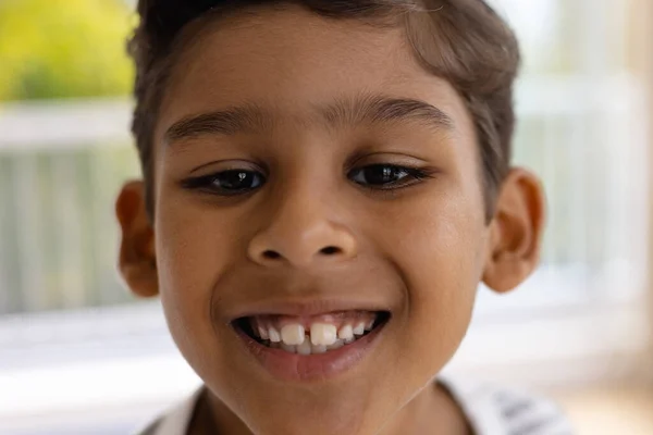 Portret Van Gelukkige Biraciale Jongen Die Thuis Glimlacht Voor Het — Stockfoto