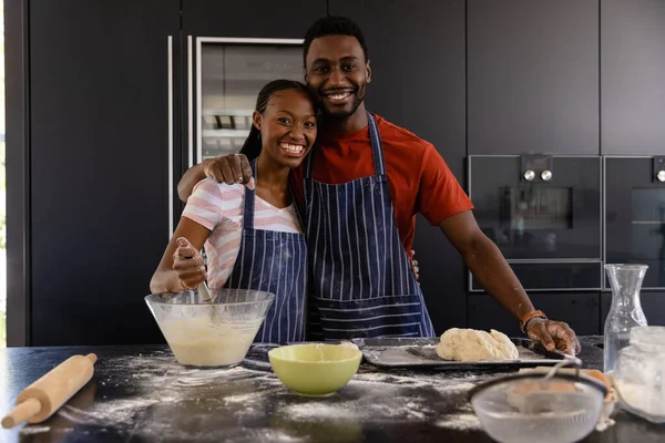 台所でパン生地を準備エプロンで幸せなアフリカ系アメリカ人のカップルの肖像画 ライフスタイル 団結と国内生活 変更されない — ストック写真