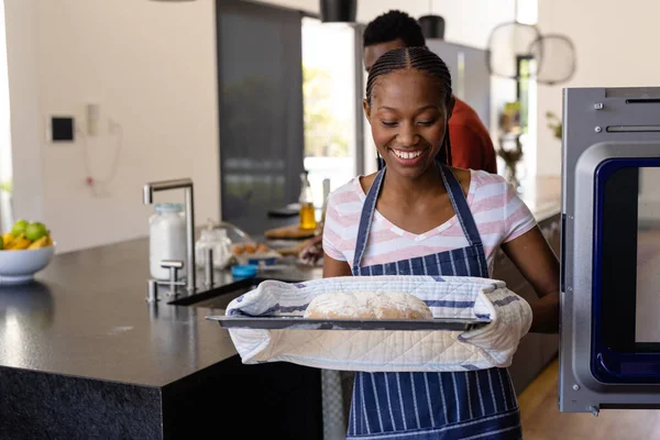 Glad Afrikansk Amerikansk Kvinna Förkläde Drar Bakat Bröd Ugnen Köket — Stockfoto