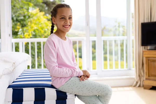 Chica Birracial Feliz Usando Pijamas Sentados Dormitorio Los Padres Frente — Foto de Stock
