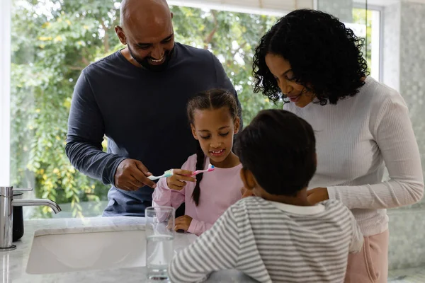 Mutlu Çift Irklı Ebeveynler Oğlu Kızı Sabah Banyoda Dişlerini Fırçalarken — Stok fotoğraf