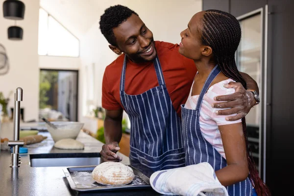 Felice Coppia Afroamericana Grembiuli Abbracciando Godendo Pane Forno Cucina Cibo — Foto Stock