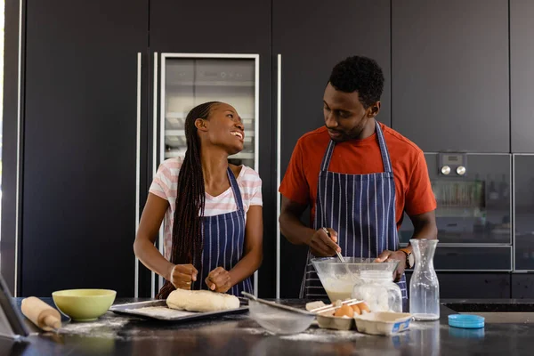 Gelukkig Afrikaans Amerikaans Echtpaar Schorten Die Brooddeeg Bereiden Keuken Voedsel — Stockfoto