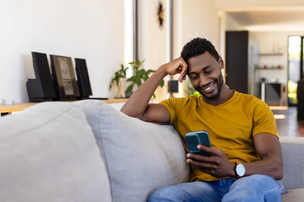 Szczęśliwy Afrykański Amerykanin Korzystający Smartfona Salonie Relaks Styl Życia Komunikacja — Zdjęcie stockowe