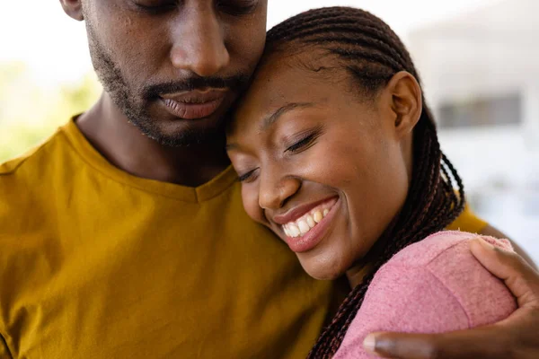 Glad Afrikansk Amerikansk Par Omfamna Vardagsrummet Livsstil Relation Samhörighet Och — Stockfoto