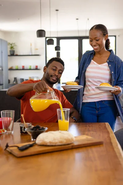 Glad Afrikansk Amerikan Som Serverar Frukost Matsalen Mat Matlagning Livsstil — Stockfoto