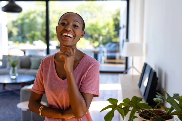 Портрет Щасливої Афроамериканки Яка Дивиться Камеру Сміється Сонячній Вітальні Спосіб — стокове фото