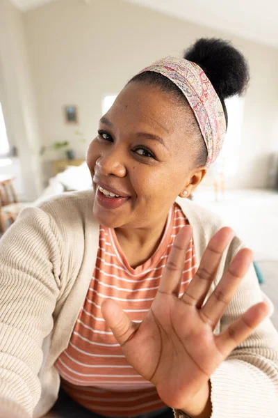 Счастливая Африканская Американка Сидящая Столом Сидящая Видеозвонке Машущая Рукой Стиль — стоковое фото