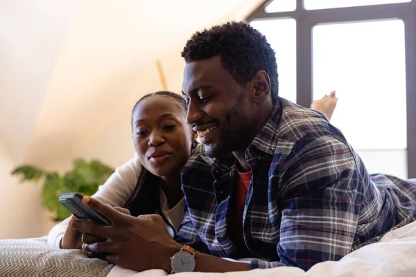 Mutlu Afro Amerikan Çift Yataktaki Akıllı Telefonu Kullanıyor Rahatlama Yaşam — Stok fotoğraf