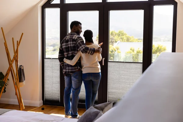 Couple Afro Américain Embrassant Regardant Par Fenêtre Dans Chambre Mode — Photo