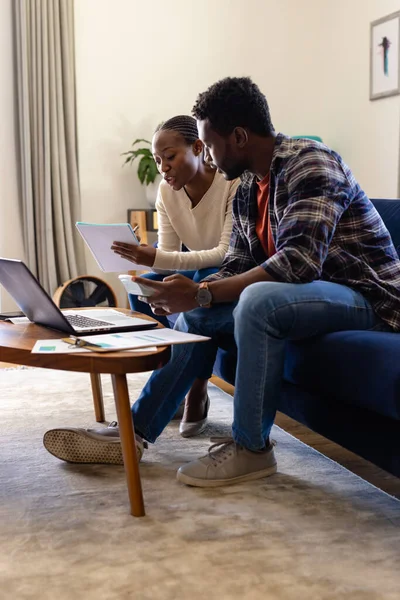 Casal Afro Americano Fazendo Papelada Usando Laptop Casa Estilo Vida — Fotografia de Stock