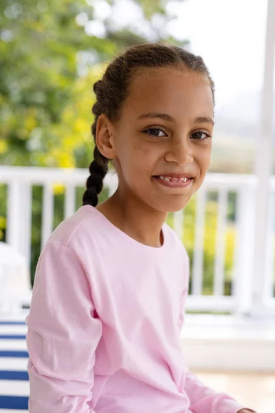 Portré Boldog Biracial Lány Visel Pizsamát Hálószobában Ablak Előtt Kilátással — Stock Fotó