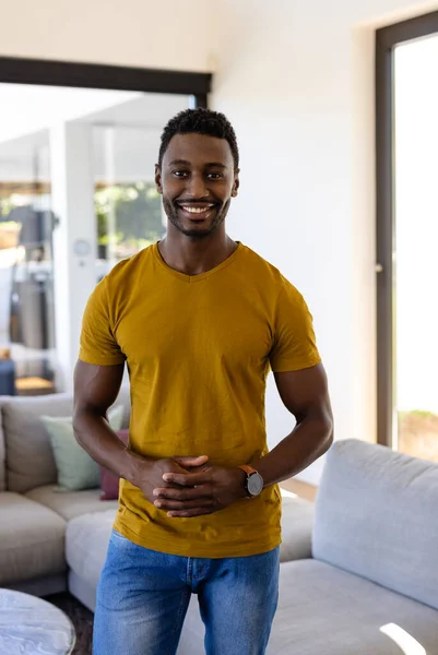 Porträtt Lycklig Afrikansk Amerikan Man Tittar Kameran Och Ler Soligt — Stockfoto