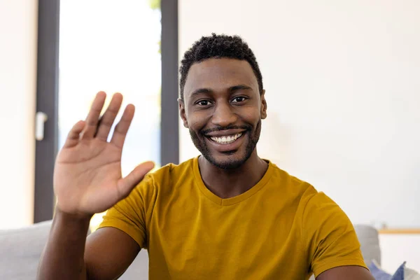 Homem Afro Americano Feliz Fazer Videochamadas Acenar Sala Estar Estilo — Fotografia de Stock